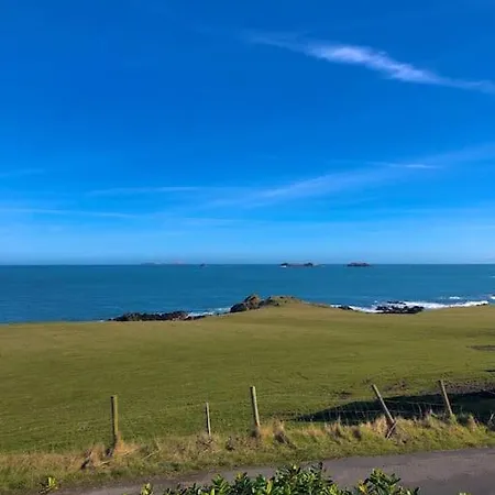 Scenic Oceanfront Retreat- Buliban بيت للعطل *