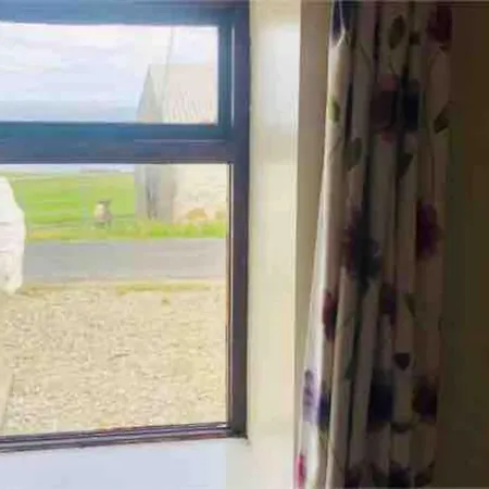 Scenic Oceanfront Retreat- Buliban Ferienhaus Ballyhillin