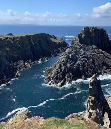 Scenic Oceanfront Retreat- Buliban Ballyhillin