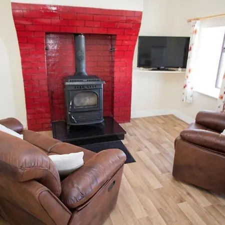 Scenic Oceanfront Retreat- Buliban بيت للعطل *