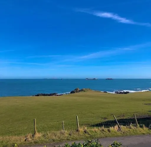 Scenic Oceanfront Retreat- Buliban Hébergement de vacances *